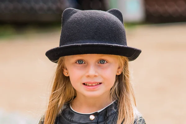 Retrato de uma menina adorável criança vestindo roupas de malha moda — Fotografia de Stock