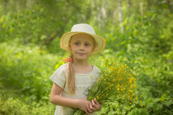 Retrato bonito menina no chapéu com buquê de flores silvestres no dia de verão — Fotografia de Stock