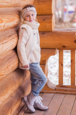 Köyde şehir dışında günlük evinde güzel gülümseyen kız