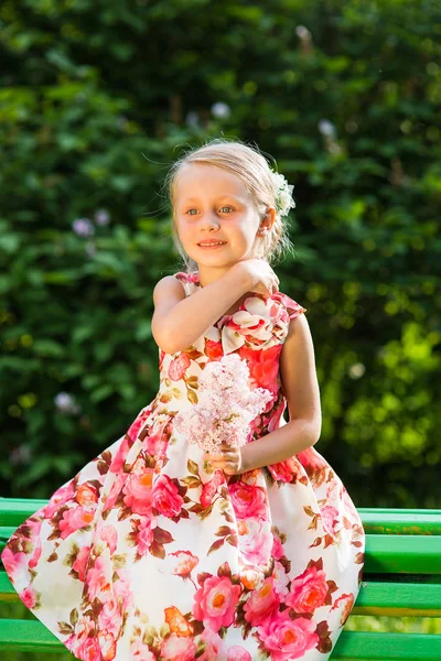 Giovane bambina seduta e che si riposa durante la passeggiata nella foresta — Foto Stock