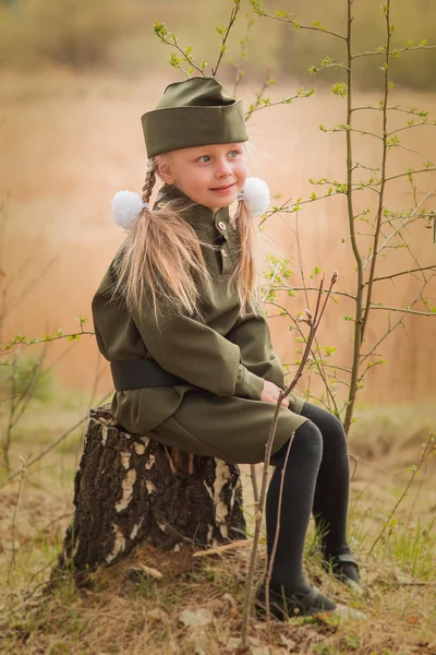 Nettes kleines Mädchen in Mütze und Militäruniform am Feiertag 9. Mai — Stockfoto