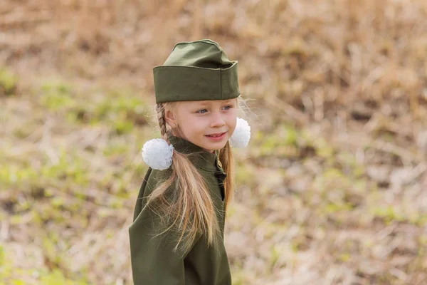 Kleines Mädchen am 9. Mai, dem Tag des Sieges in Russland — Stockfoto