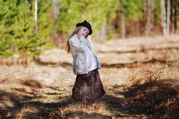 帽子で物思いにふける女の子は森を歩く — ストック写真