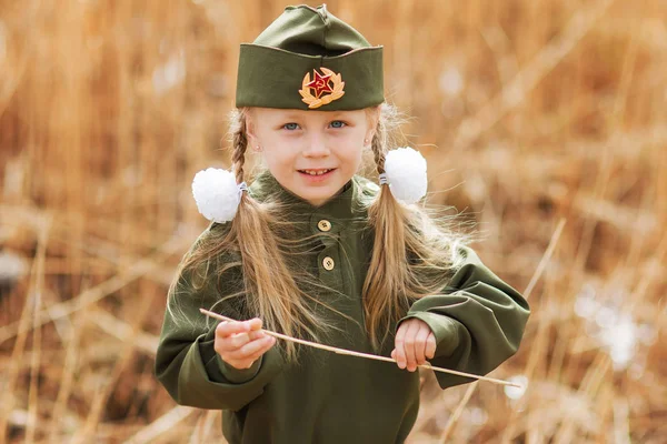 Malá holčička na svátek 9. května, den vítězství v Rusku — Stock fotografie
