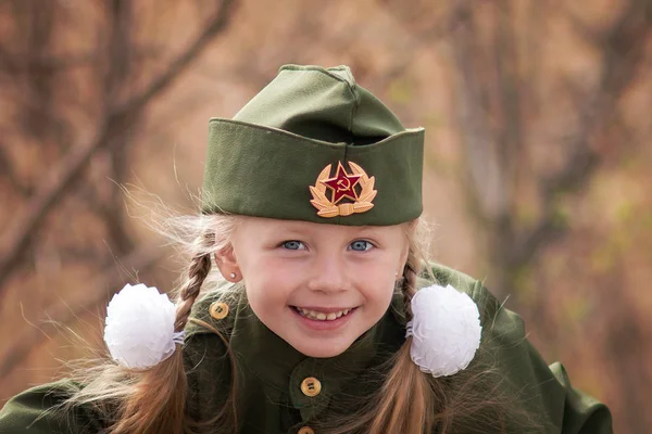 5 월 9 일, 러시아에 승리 날의 휴가에 어린 소녀 — 스톡 사진