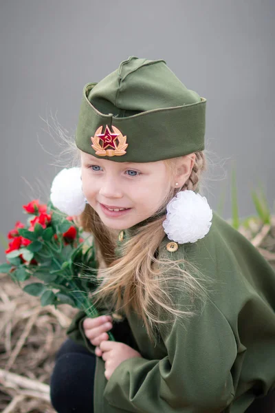 Kleines Mädchen mit Blumen am 9. Mai, dem Tag des Sieges in Russland — Stockfoto