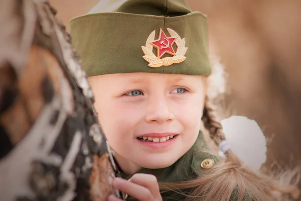 9 Maio na Rússia, Dia da Vitória. Menina em uniforme militar — Fotografia de Stock