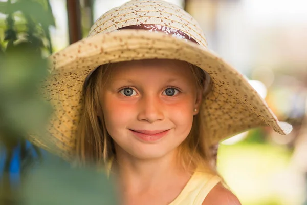 Retrato de bela menina bonito em chapéu na tarde de verão. Close-up . — Fotografia de Stock