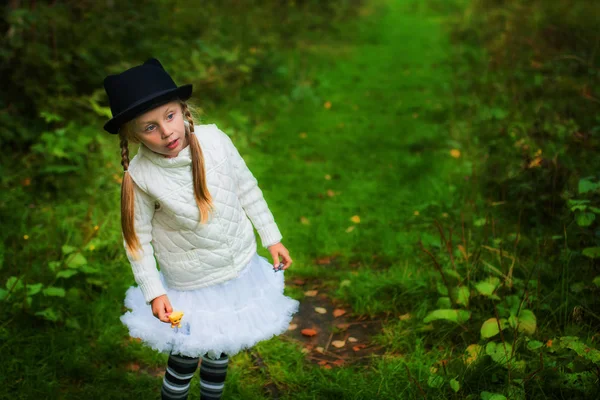 夏の妖精の森で外を見て驚いて帽子 2 つおさげの少女 — ストック写真