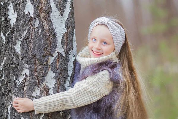 Retrato de menina bonito com cabelos longos na floresta de primavera perto de bétula — Fotografia de Stock