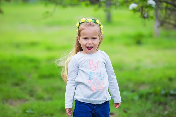 Glada aktiva glada flicka i en sommar park — Stockfoto
