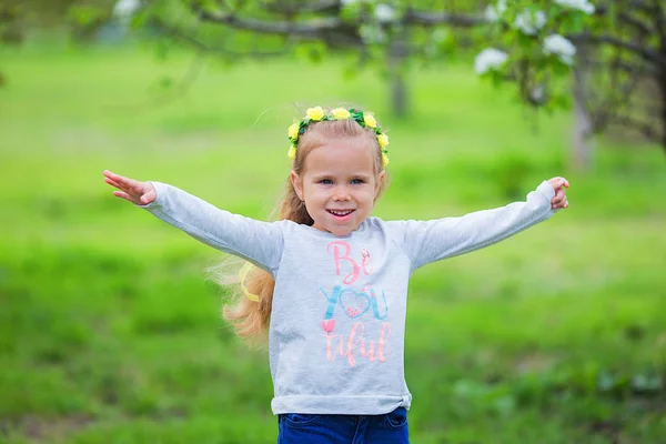 Portret van gelukkig klein meisje op een zomer park — Stockfoto