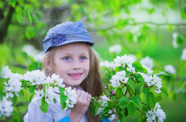 Портрет маленької дівчинки в квітковому саду яблуні на весняний день — стокове фото