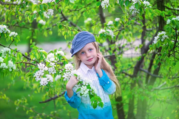 Portret van het meisje in de bloeiende tuin van de boom van de appel over Lente — Stockfoto