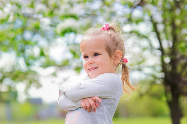 Petite fille mignonne dans un parc d'été — Photo