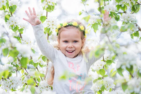 Bir yaz Park çiçekli elma ağaçlarının çerçevede bir sevimli neşeli mutlu kız — Stok fotoğraf