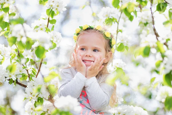 Porträtt av en söt glad lycklig flicka i en sommar park mot bakgrund av blommande äppelträd — Stockfoto