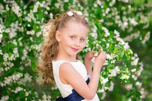 Красива мила дівчина з довгим волоссям біля квітучої яблуні — стокове фото