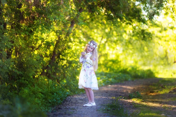 晴れた日に夏の公園でパスにかわいい美少女 — ストック写真