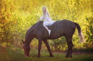 Tatlı bir kız ile bir at bir yaz akşamı yürüyor