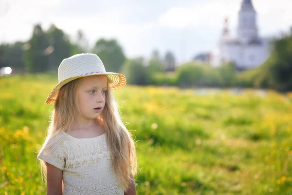 Retrato de uma menina bonito em um chapéu — Fotografia de Stock