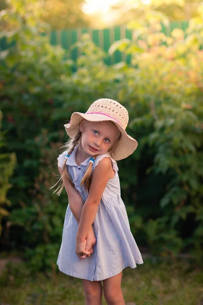 Portrait of smiling beautiful girl in hat, against green of summer park. Looking at camera. Childhood. Summer time. — Stock Photo, Image