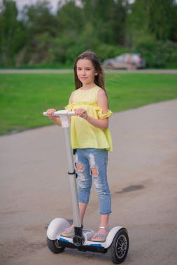 Mutlu kız Hoverboard veya gyroscooter açık sürme