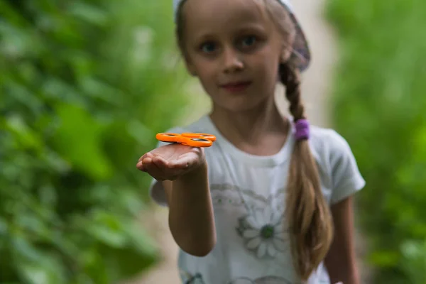Junges Mädchen spielt mit Fidget Spinner Stressabbau Spielzeug — Stockfoto