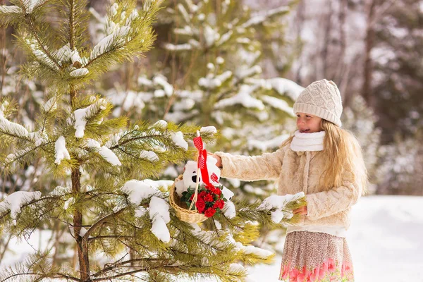 Piękny Ładna dziewczyna z Zima Las dekoracji choinki z darem. Na drzewie jest kosz z kwiatami i zabawki. — Zdjęcie stockowe