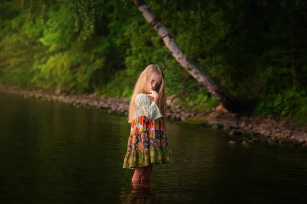 Peri cantik dengan rambut panjang berdiri di sungai di hutan. Peri gadis putri duyung di sungai — Stok Foto