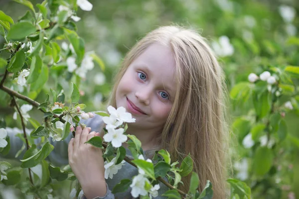 Meisje geniet van de geur van de bloei van kersen takken. Gezond, medische of ecologie concept. — Stockfoto