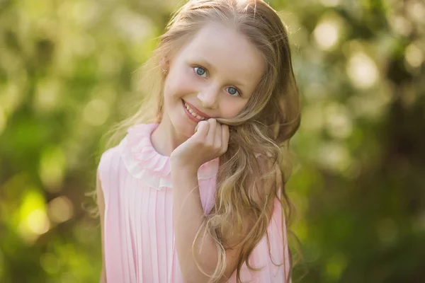 Außenporträt des süßen lächelnden kleinen Mädchens — Stockfoto