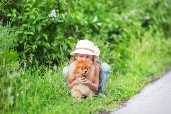 Kleine meisje portret in knuffelen hondje — Stockfoto
