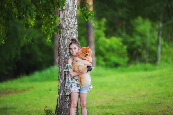 Menina retrato em abraçar cachorrinho — Fotografia de Stock