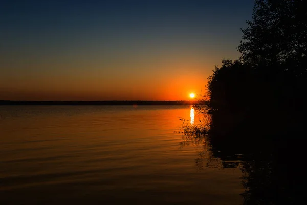 Pôr-do-sol no rio — Fotografia de Stock