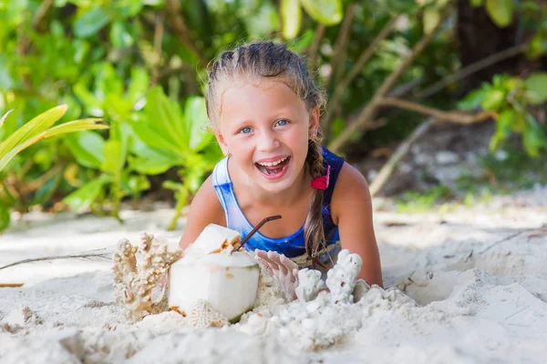 Маленькая девочка на пляже пьет экзотические коктейли, море, океан, бикини, лето, тропические, на открытом воздухе — стоковое фото