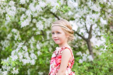 Çiçek açan bir elma bahçesi karşı şirin güzel bir kızın portresi