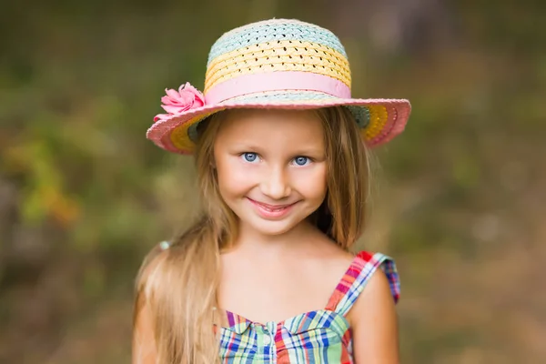 Portrét roztomilá krásná dívka v klobouku — Stock fotografie