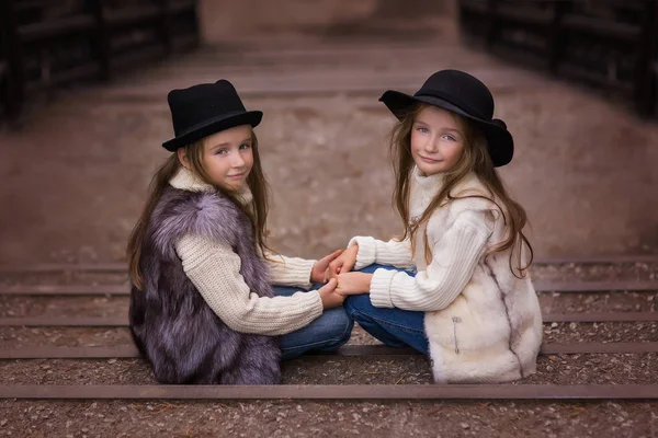 Dois gêmeos bonitos meninas irmãs andar — Fotografia de Stock