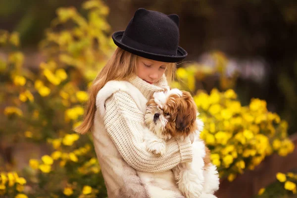Retrato de una niña con su cachorro favorito — Foto de Stock