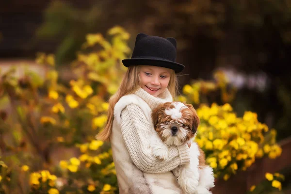 Portret dziewczynki z jej ulubionych szczeniaka — Zdjęcie stockowe