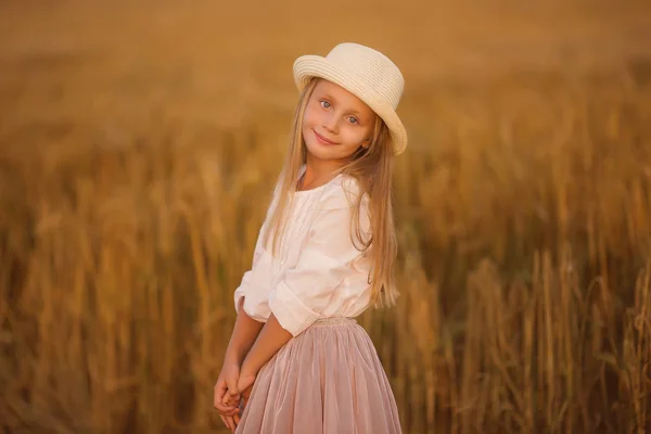 Söt vacker liten flicka i en hatt med långt hår — Stockfoto