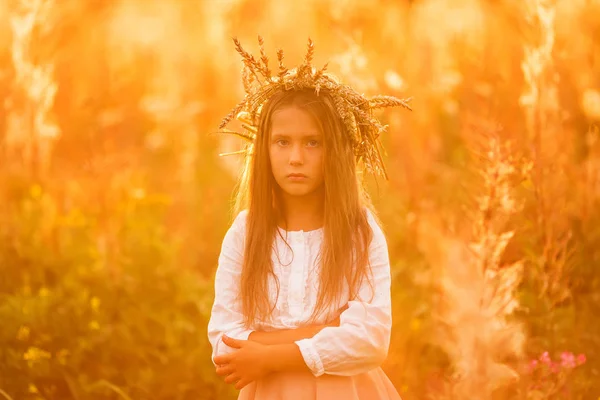 Édes gyönyörű kis lány a kalapban, hosszú haj — Stock Fotó