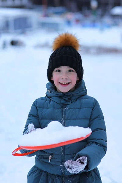 甘い美しい少女を歩く冬の雪の日 — ストック写真