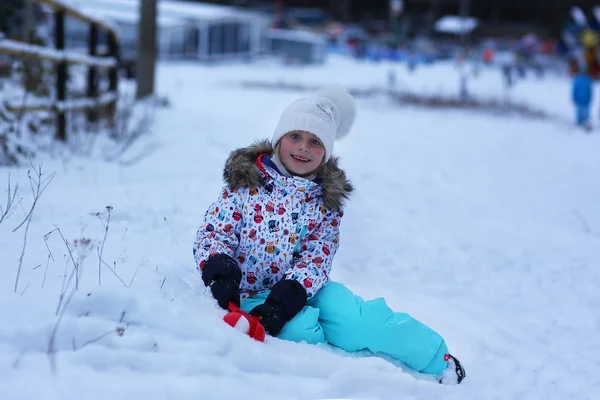 Ein nettes kleines Mädchen spielt mit Schneebällen Wintertag — Stockfoto