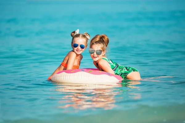 Dos niñas felices descansan en el mar . — Foto de Stock