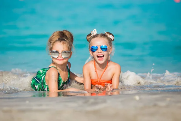 Dua gadis kecil yang bahagia beristirahat di laut . — Stok Foto