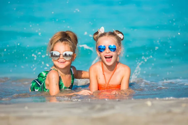 Дві щасливі маленькі дівчата відпочивають на морі . — стокове фото