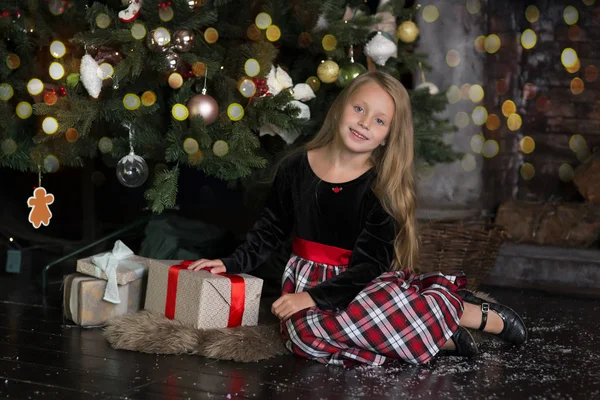 Счастливая Девушка Рождественском Платье Шляпе Открытой Коробкой Подарков Фоне Елки — стоковое фото