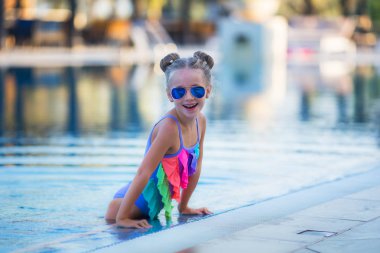 Yüzme Havuzu, küçük kız gülümseyerek